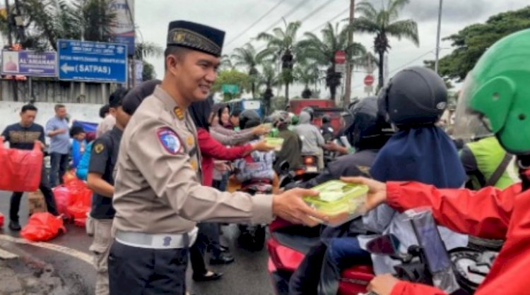Ditlantas Polda metro Jaya Gandeng Aliansi Mahasiswa Bagikan Takjil di Cengkareng