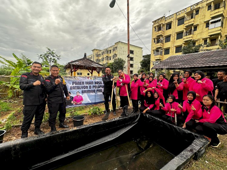 Komandan Batalyon D Pelopor Brimob Polda Metro Jaya Panen Ikan Lele dan Gelar Buka Puasa Bersama Masyarakat