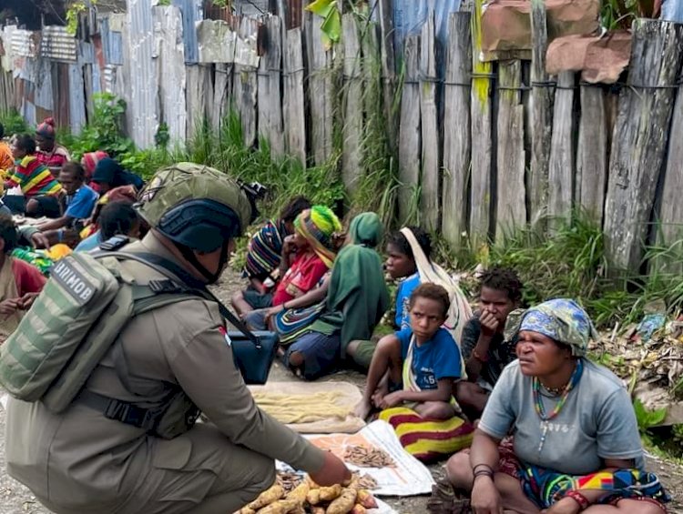 Satgas Ops Damai Cartenz-2025 Perkuat Hubungan Dengan Masyarakat, Sapa Mama-Mama Penjual Lokal di Intan Jaya
