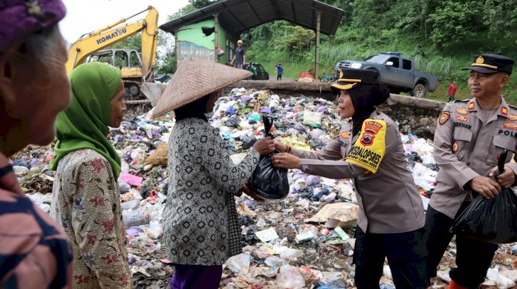 Polwan Polres Pekalongan Bagikan Bansos kepada Pemulung dan Petugas Truk Sampah