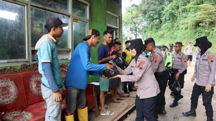 Polwan Polres Pekalongan Bagikan Bansos kepada Pemulung dan Petugas Truk Sampah