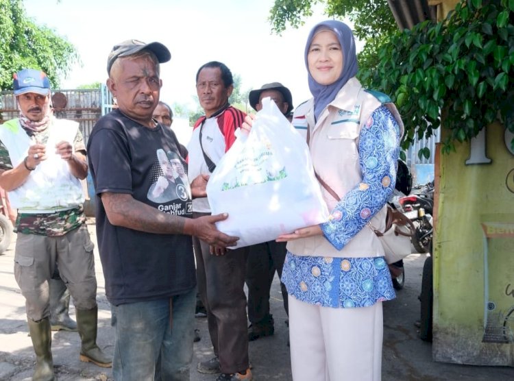 Aksi Srikandi PLN UP2B Jabar Bagikan Sembako untuk Masyarakat di Bulan Penuh Berkah