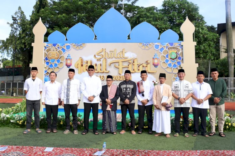 Wakapolda Metro Jaya dan Pejabat Polda Laksanakan Salat Idul fitri di Stadion Presisi