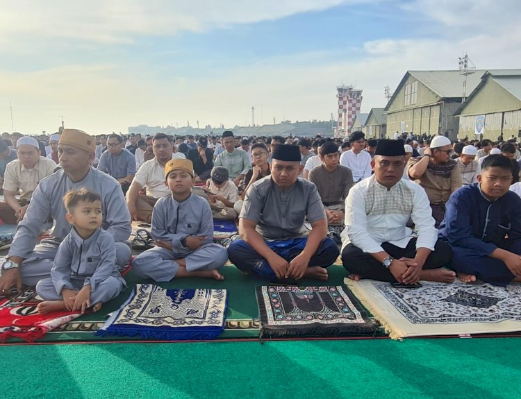 Keluarga Besar Lanud dan Masyarakat Sekitar Laksanakan Sholat Idul Fitri di Apron Lanud Husein Sastranegara