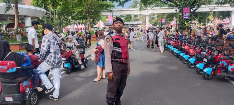 Polisi Berikan Pengamanan Kepada Pengunjung TMII di Hari Pertama Lebaran