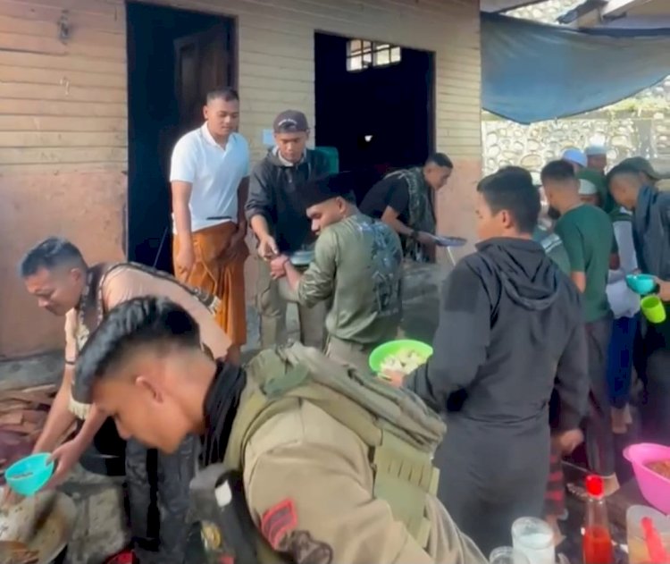 Personel Ops Damai Cartenz Rayakan Lebaran di Sugapa dengan Kebersamaan dan Solidaritas