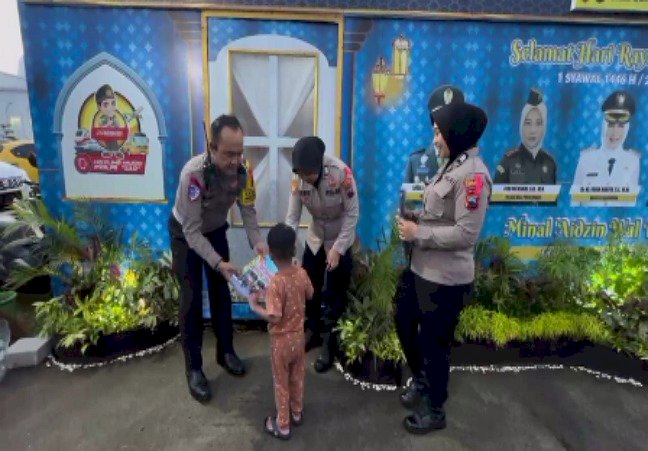 Polisi Bagikan Souvenir kepada Pemudik di Rest Area 338A Pekalongan