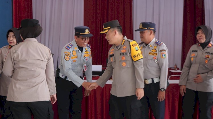 Wakapolres Metro Jakarta Timur Tinjau Posyan Kampung Rambutan, Pastikan Pelayanan Arus Balik Optimal