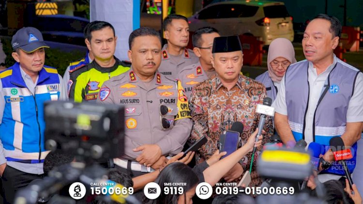 Kakorlantas Bersama Menhub Pantau Pergerakan Kendaraan di GT Banyumanik