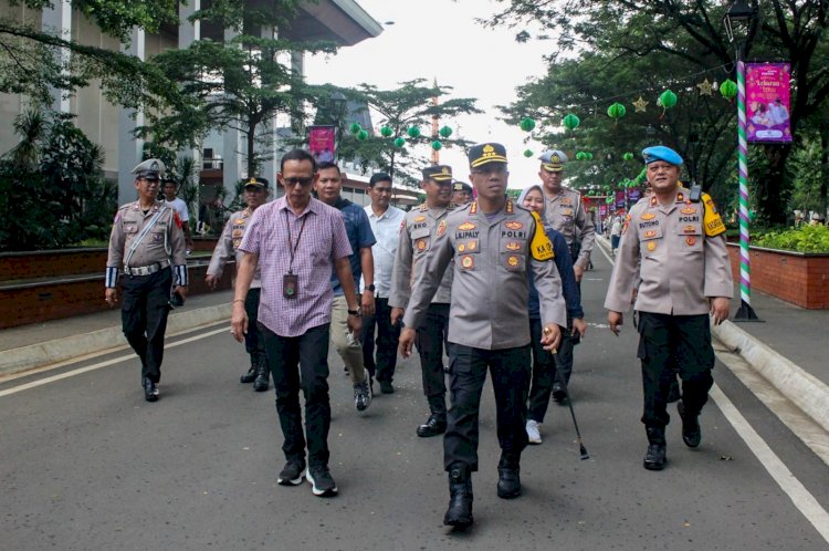 Kapolres Metro Jakarta Timur Tinjau Pengamanan TMII Saat Libur Lebaran