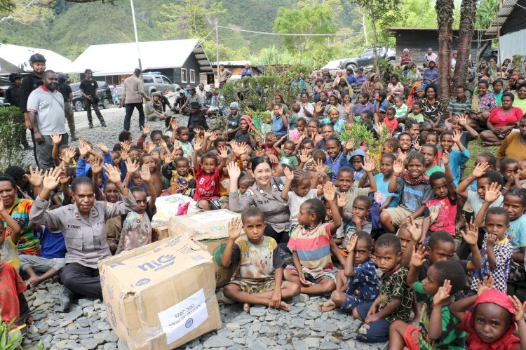 Operasi Damai Cartenz-2025 Gelar Bakti Sosial Humanis di Tengah Pengungsian Warga Puncak Jaya
