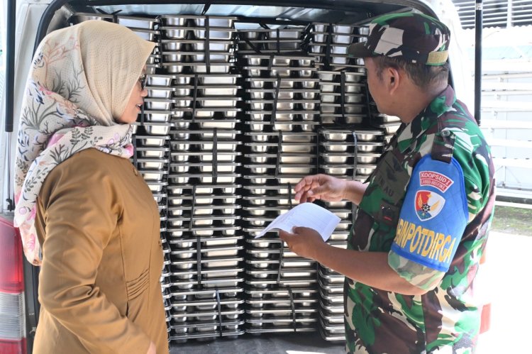 SPPG Lanud Husein Sastranegara Salurkan Ratusan Paket Makanan Bergizi ke SMA Negeri 9 Bandung