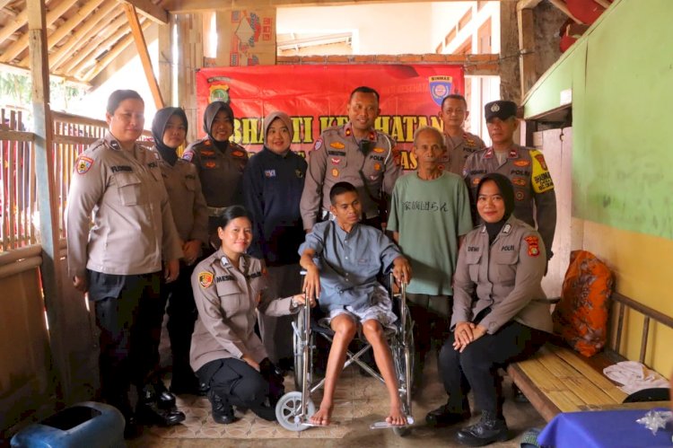 Bakti Kesehatan di Cikarang Pusat, Polres Metro Bekasi Serahkan Bantuan Kursi Roda