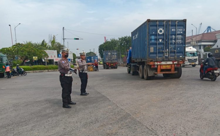 Polres Priok-Ditlantas Polda Metro Atasi Kemacetan Akibat Lonjakan Truk Peti Kemas