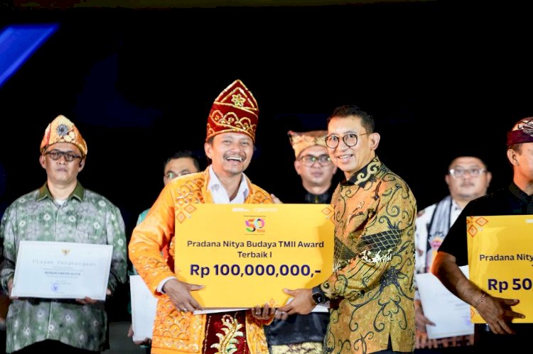 50 Tahun TMII, Fadli Zon Beri Penghargaan Anjungan Daerah Terbaik