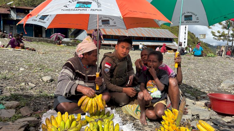 Senyum Mama-Mama Papua Saat Bripda Rafly Personel Ops Damai Cartenz-2025 Ulurkan Payung