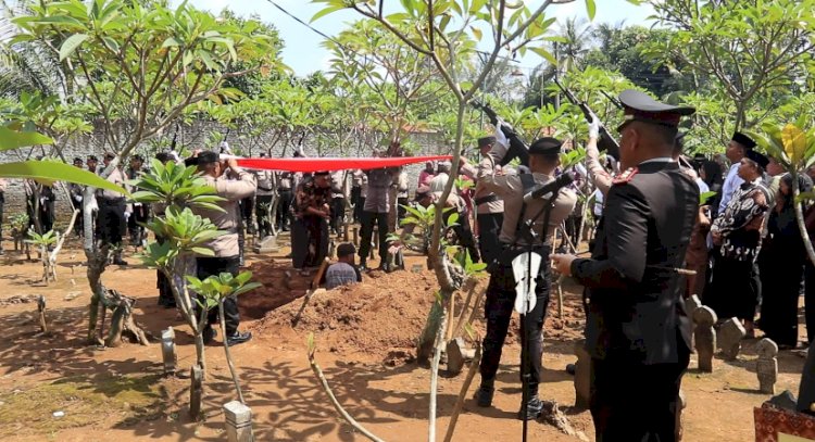 Kapolres Pekalongan Pimpin Upacara Pemakaman Almarhum Aiptu Kanapi