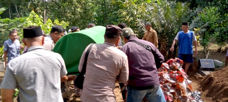 Anggota Polsek Buluspesantren Ikut Menggali Makam demi Bantu Sahabatnya