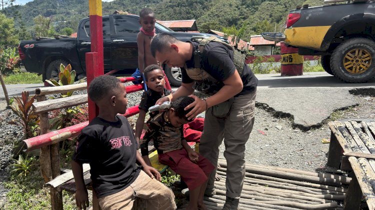 Satgas Tindak Operasi Damai Cartenz 2025 Cukur Rambut Gratis Anak-anak di Distrik Mulia Puncak Jaya