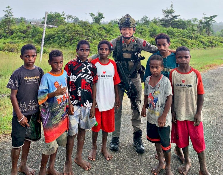 Melalui Pendekatan Humanis Satgas Tindak Ops Damai Cartenz Semakin Dekat Dengan Masyarakat