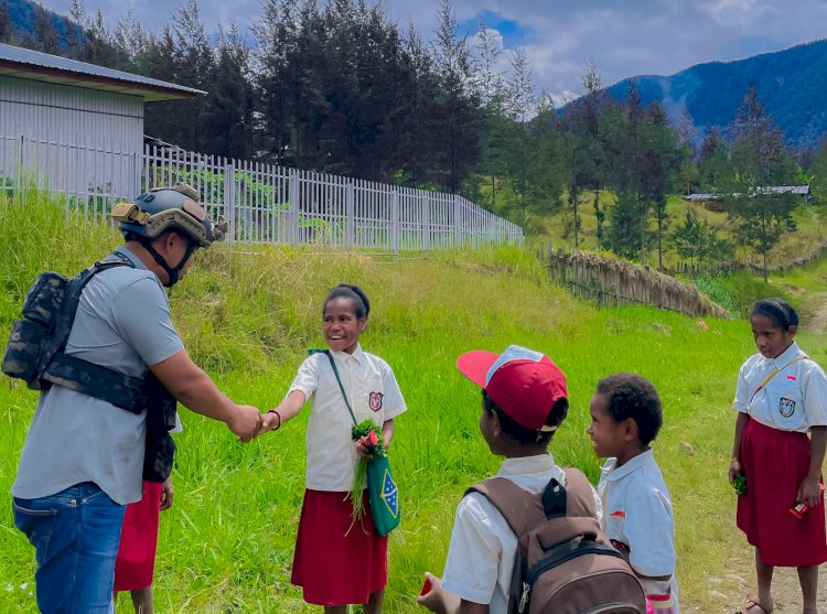 Satgas Operasi Damai Cartenz Patroli Dialogis Menyambangi Anak Sekolah di Distrik Ilaga