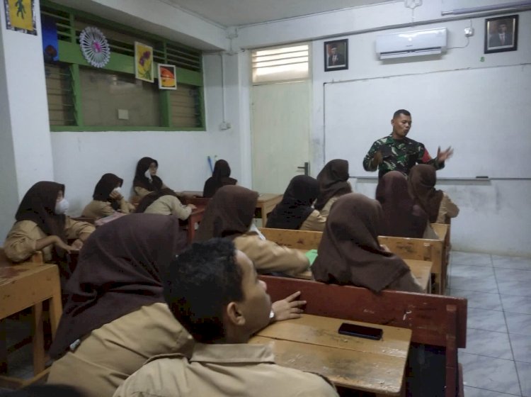 Babinsa Koramil 01/Menteng Berikan Sosialisasi Bahaya Narkoba kepada Pelajar