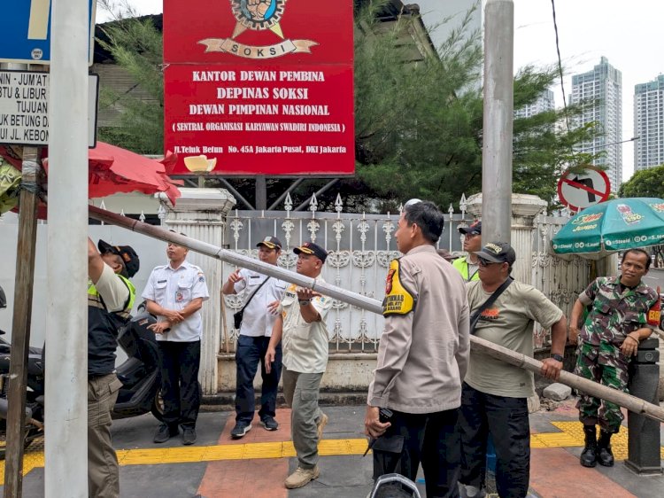 Polisi Tertibkan Bendera Ormas di Kebon Melati