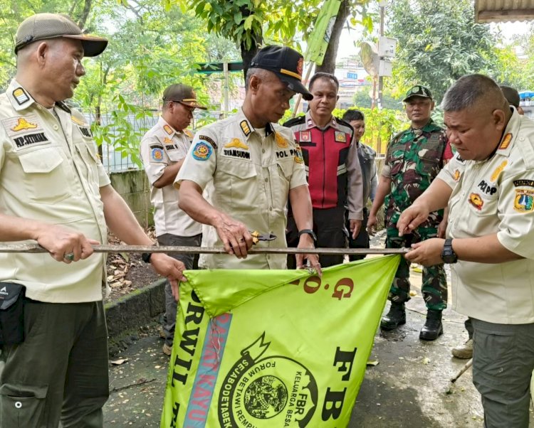 Tiga Pilar Tertibkan Atribut Ormas di Pulogadung
