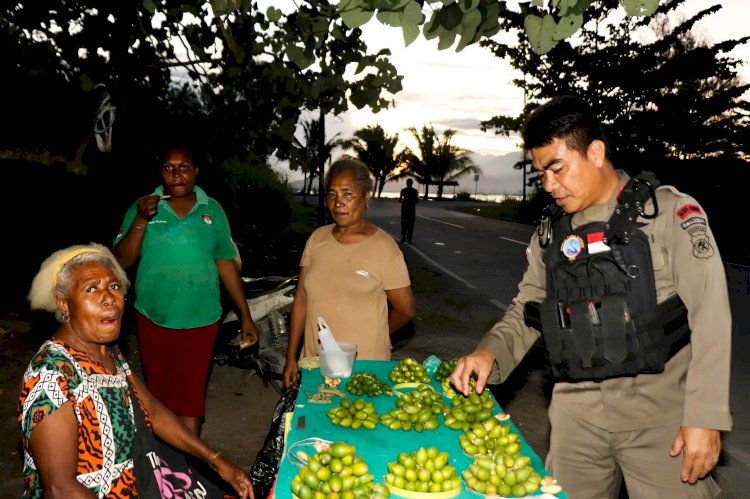 Dari Pantai Hecnuk ke Muara Tami, Satgas Humas Ops Damai Cartenz-2025 Tunjukkan Wajah Humanis Polri