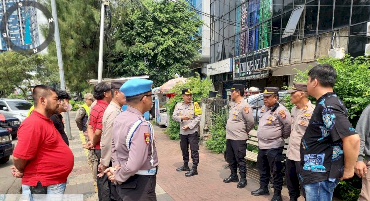 Polsek Palmerah dan 3 Pilar Tertibkan Atribut Ormas di Wilayah Palmerah Jakarta Barat