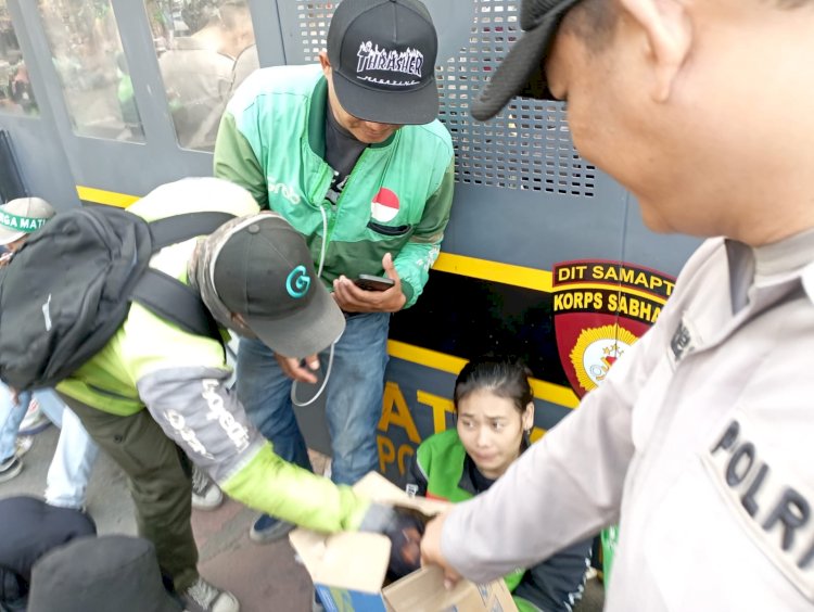 Polisi Tunjukkan Pendekatan Humanis, Aksi Damai Ojol di Patung Kuda Berlangsung Tertib