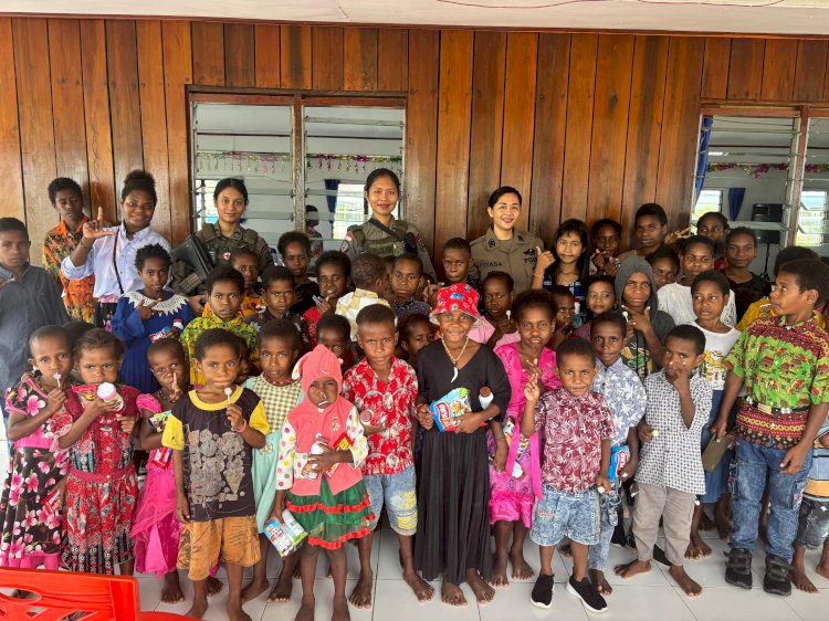 Srikandi Polri Ops Damai Cartenz-2025 Tebar Damai Lewat Ibadah Bersama Anak-anak di Gereja GPDI Yericho Nogolait Kandego, Nduga