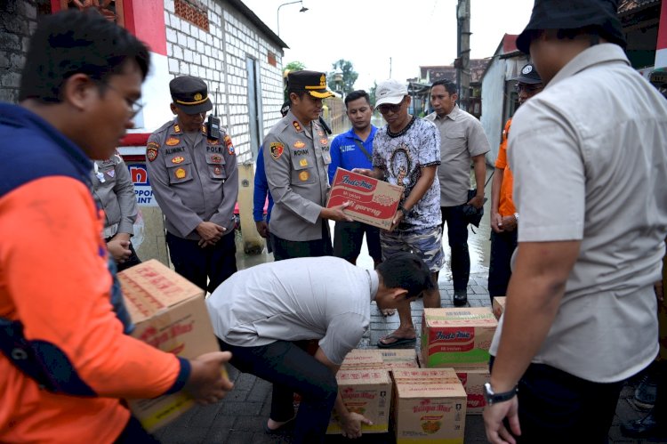 Kapolres Gresik Salurkan Bantuan Sosial Bagi Warga Terdampak Banjir di Benjeng