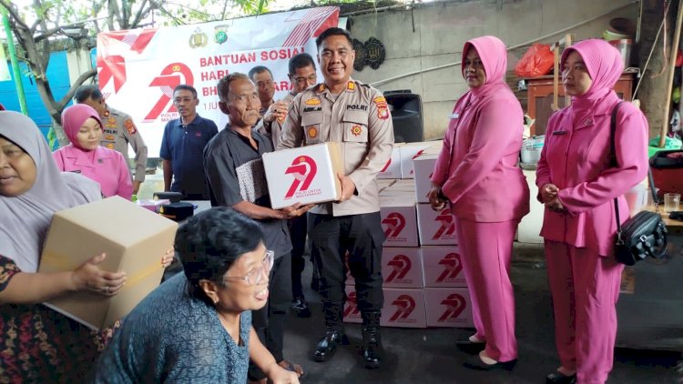 Peringati Hari Bhayangkara ke-79, Polsek Johar Baru Gelar Bakti Sosial Bagikan Sembako ke Warga