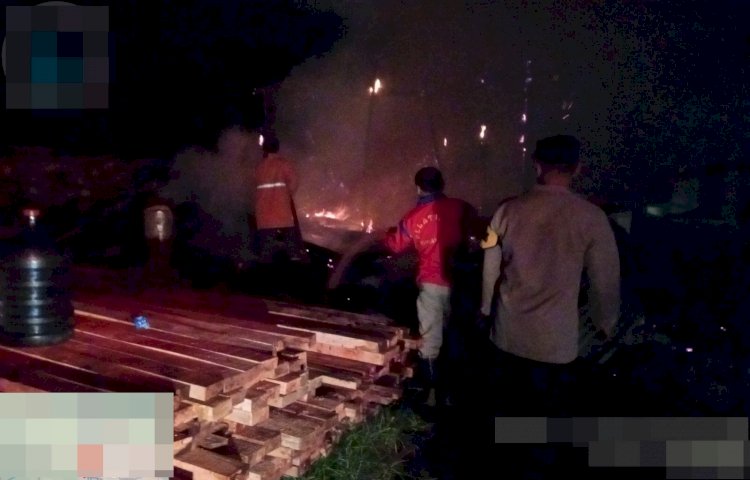 Bangunan Depot Kayu di Desa Pedawang Pekalongan Terbakar