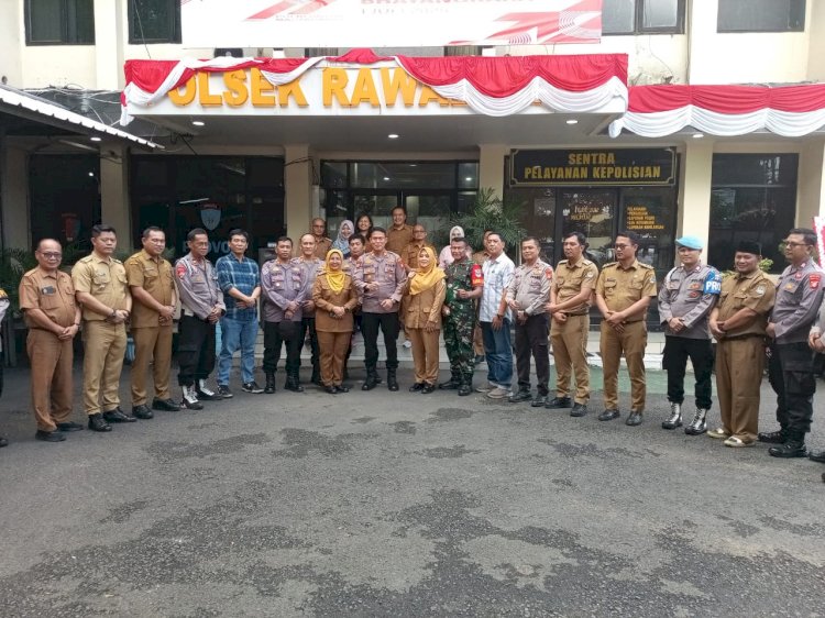 Tiga Pilar Sambangi Polsek Rawa Lumbu Beri Ucapan HUT Bhayangkara ke-79