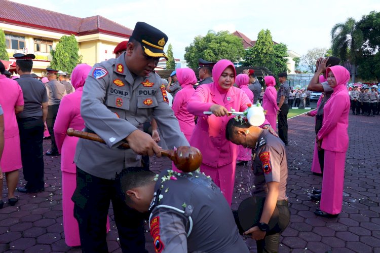Prosesi Siraman Warnai Kenaikan Pangkat 40 Anggota Polres Pekalongan