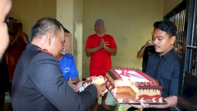 AKBP Doni Berbagi Kue Ulang Tahun Bhayangkara Ke-79 Bersama Tahanan