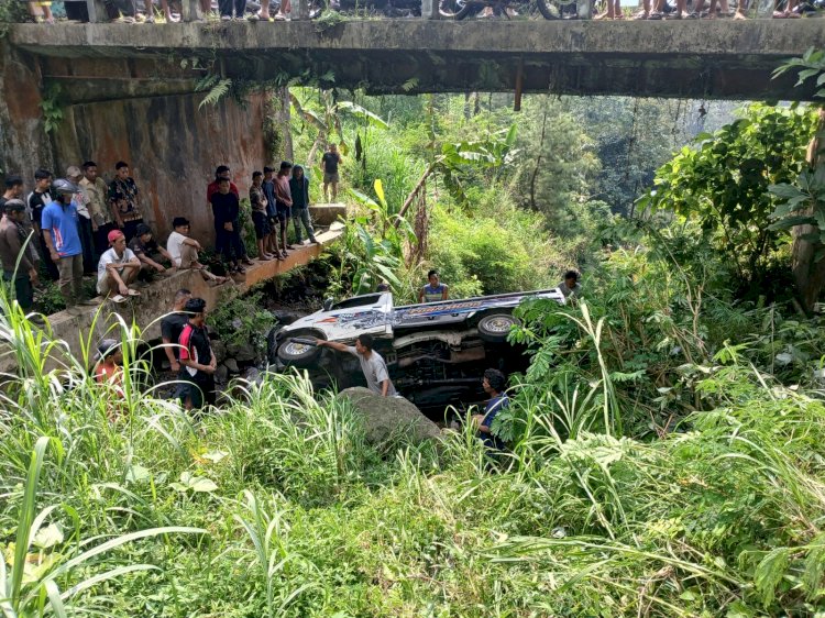 TNI-Polri dan Warga Evakuasi Mobil Terperosok ke Sungai