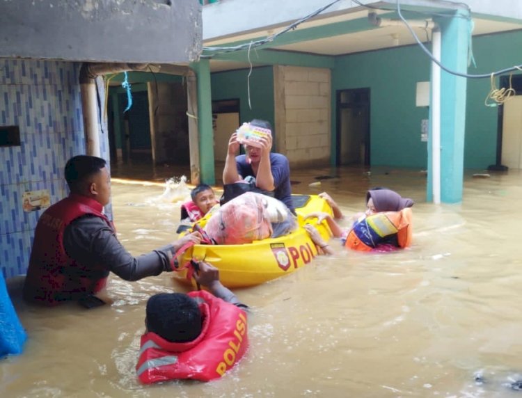 Banjir Kampung Melayu, Polda Metro Jaya Evakuasi 254 Warga Kebon Pala