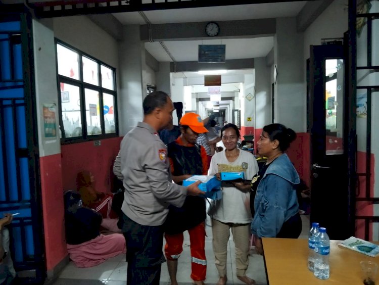 “Polisi di Tengah Banjir: Mengayomi Warga, Menjaga Harapan”