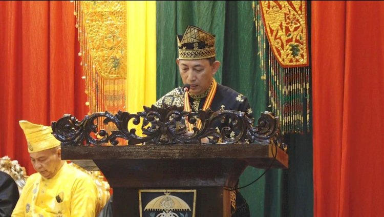 Kapolri Terima Anugerah Adat Ingatan Budi dari Lembaga Adat Melayu Riau